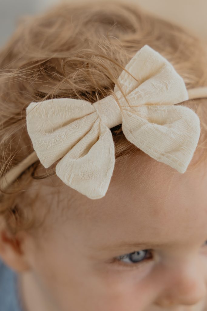 Haarbandje beige strik. Voor babys tot 8 jaar