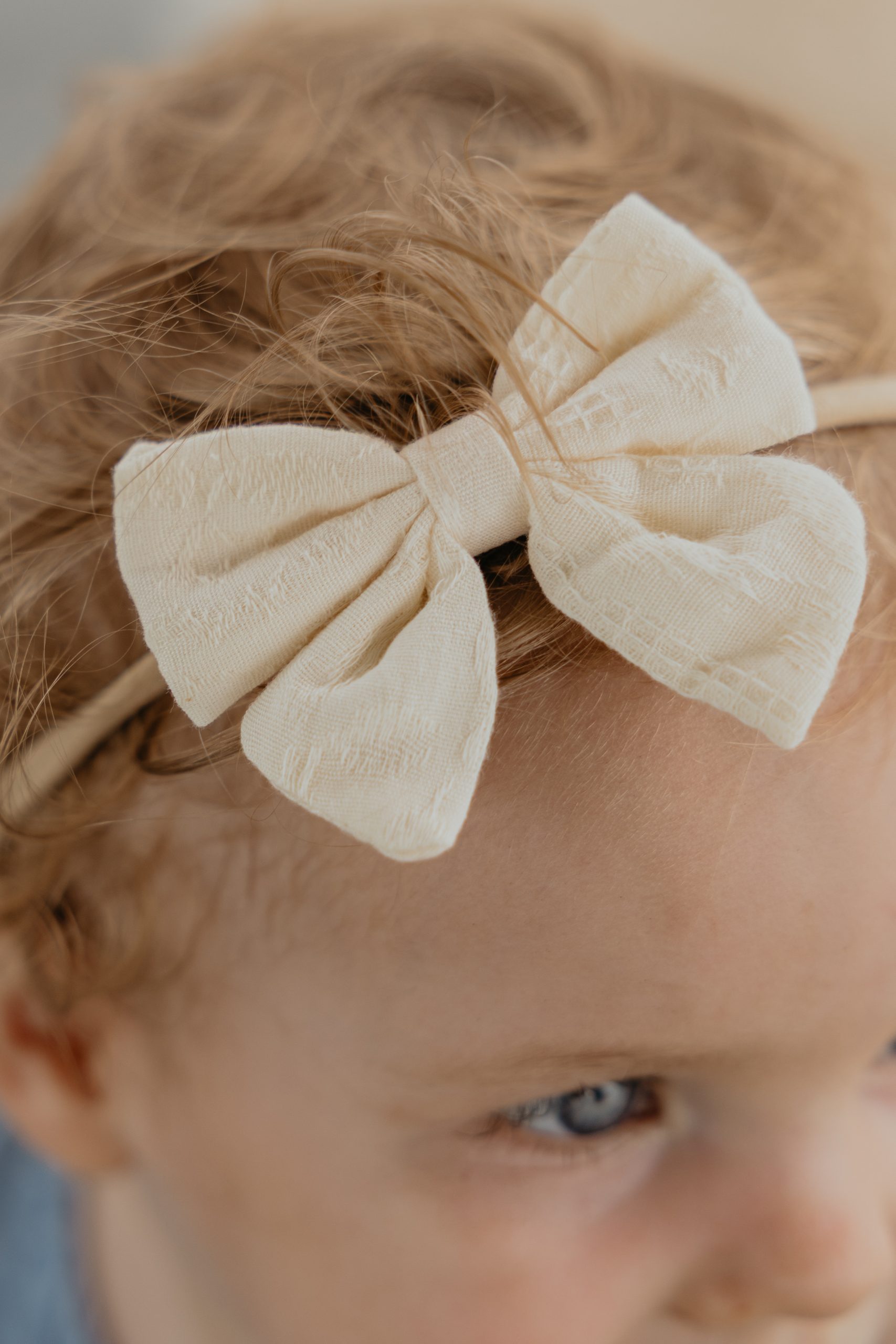 Haarbandje beige strik. Voor babys tot 8 jaar