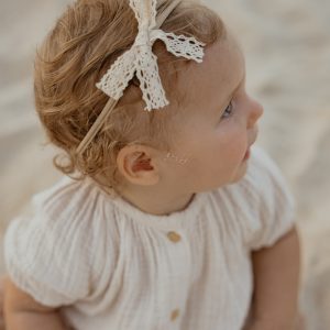 Haarbandje beige nr 02. Strik. Kant