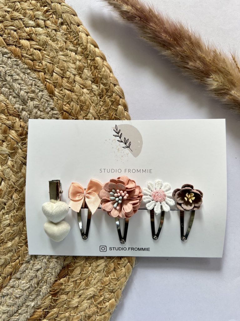 Setje haarspeldjes Fleur met klikklak en alligator speldjes, versierd met bloemen, strikken en hartjes. Beschikbaar in zilver of goud, kies de perfecte stijl voor je kind