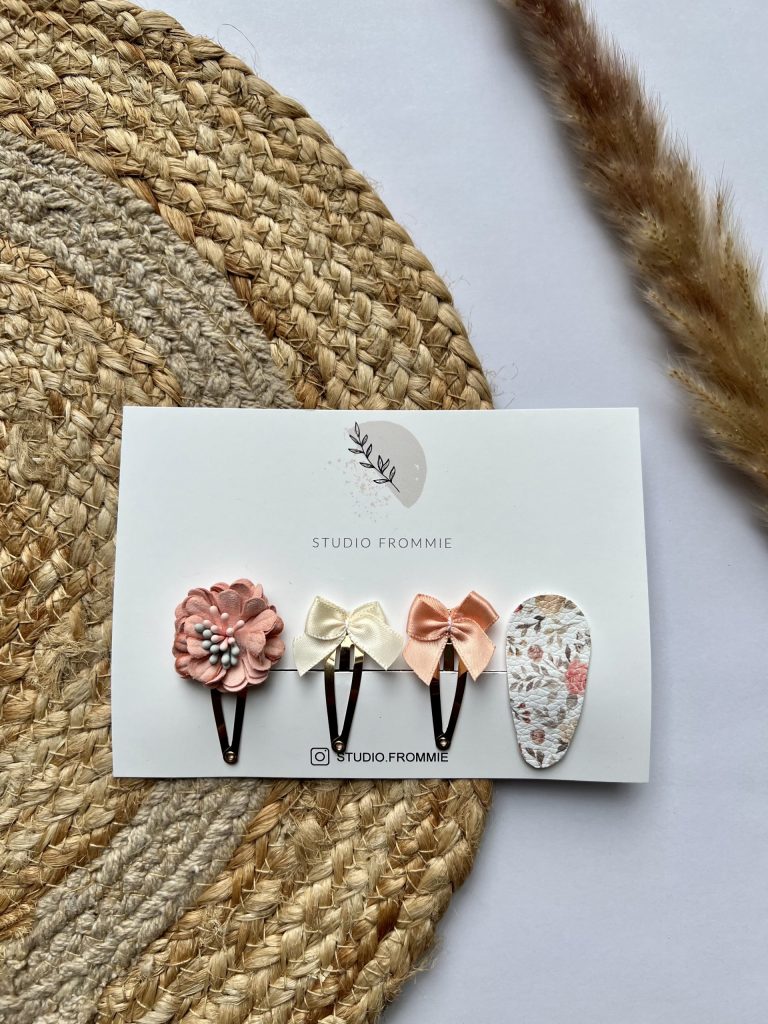 Voeg een schattige en speelse touch toe aan het kapsel van je kleintje met dit prachtige Setje haarspeldjes Kate. Verkrijgbaar in zilveren of gouden varianten en diverse maten, versierd met bloemen en strikken voor een vrolijke uitstraling