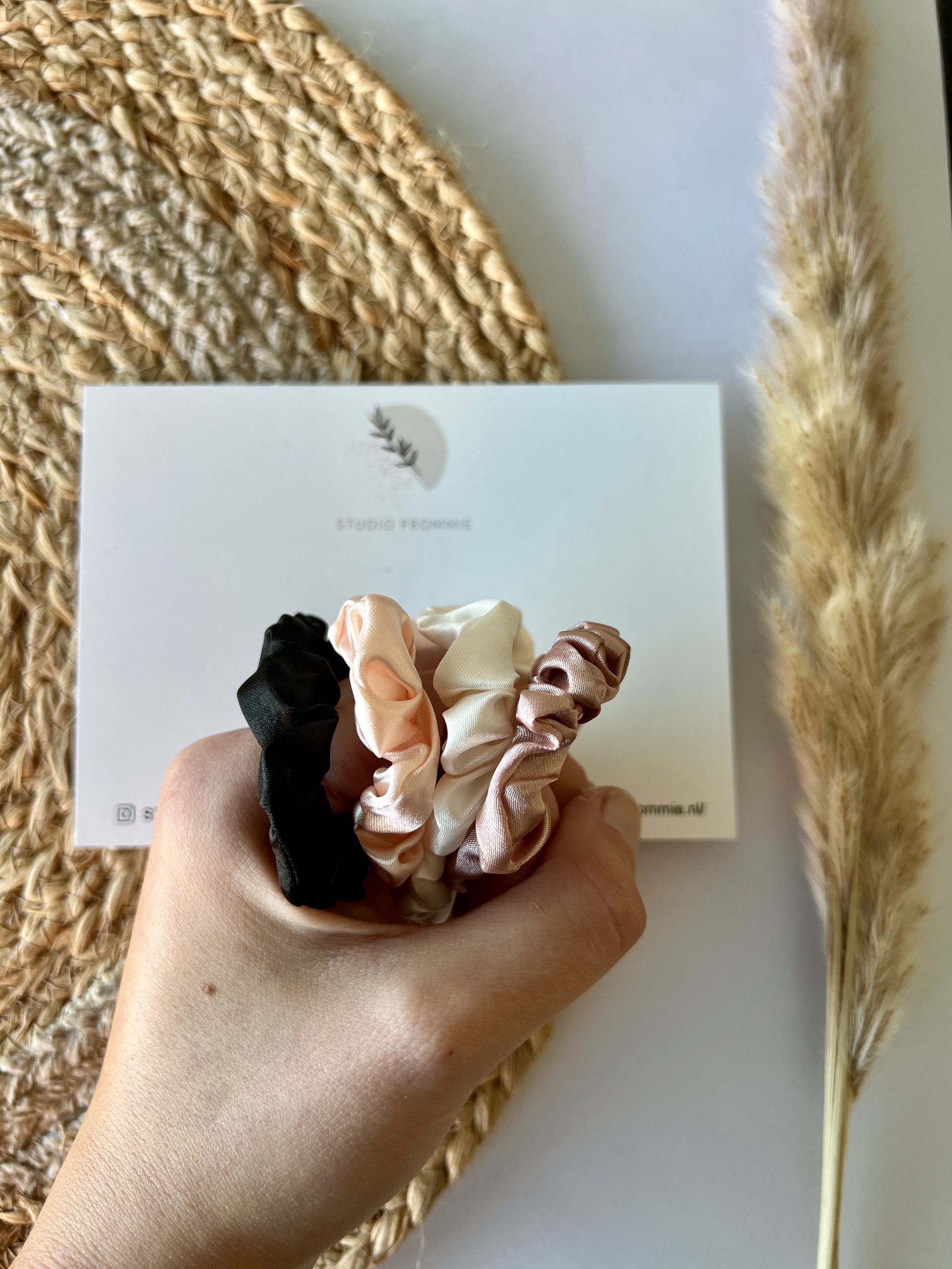 Ontdek de veelzijdige Setje scrunchies 1 met 4 kleurrijke scrunchies. Perfect voor dochters en mama's, ideaal voor diverse haarstijlen