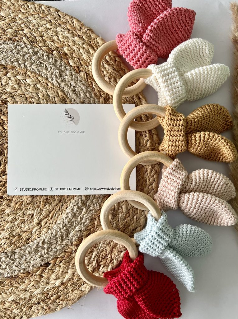Ontdek onze schattige Bijtring Konijn met gehaakte oren, veilig en verlichtend voor baby's. Een mix van speelsheid en functionaliteit voor je kleintje