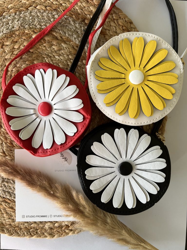 Tasjes Daisy 1: Stijlvolle en functionele accessoires met een betoverend madelief motief