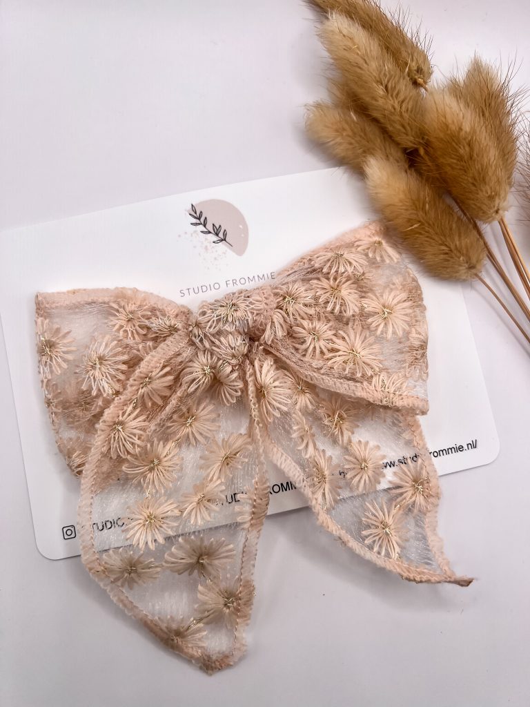Broderie strik peach. Communie of bruiloft. Alligator speldje.
