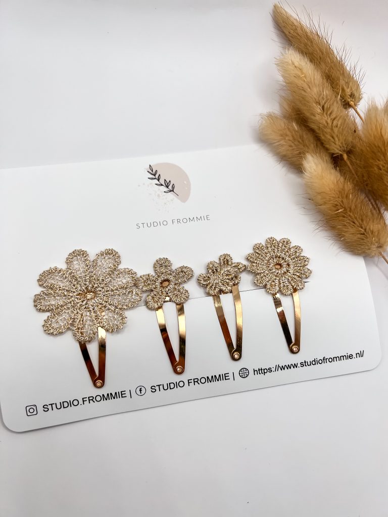 Setje haarspeldjes Kiki. Zilver of goud. Klikklak. Gouden bloemen.