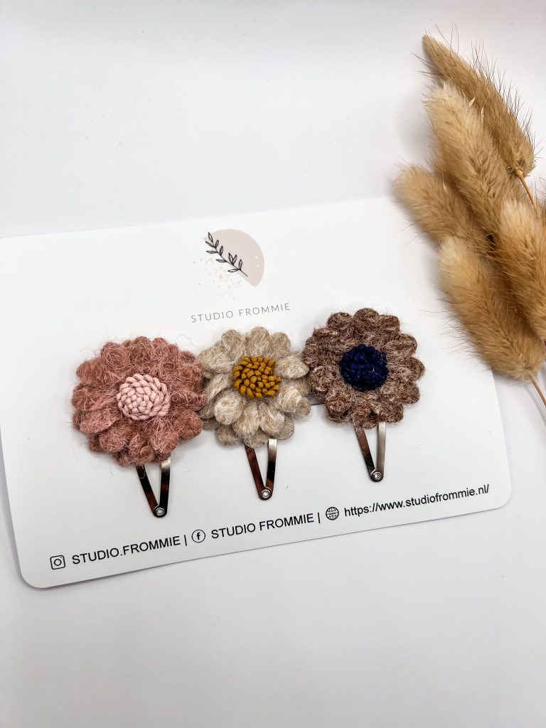 Haarspeldje Wool flower. Zilver of goud. Alligator of klikklak