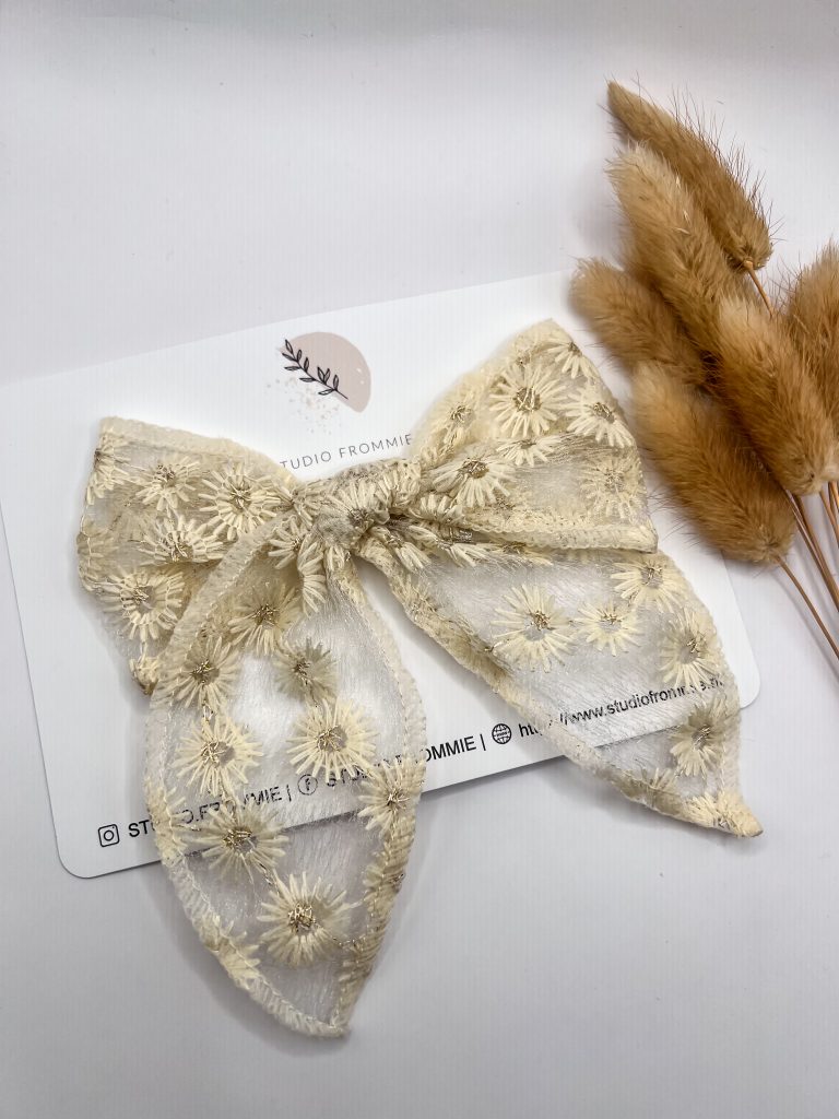 Haarspeldje broderie strik wit