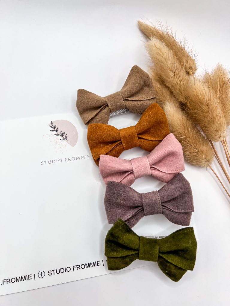 Haarspeldje Nora. Suede strik.
