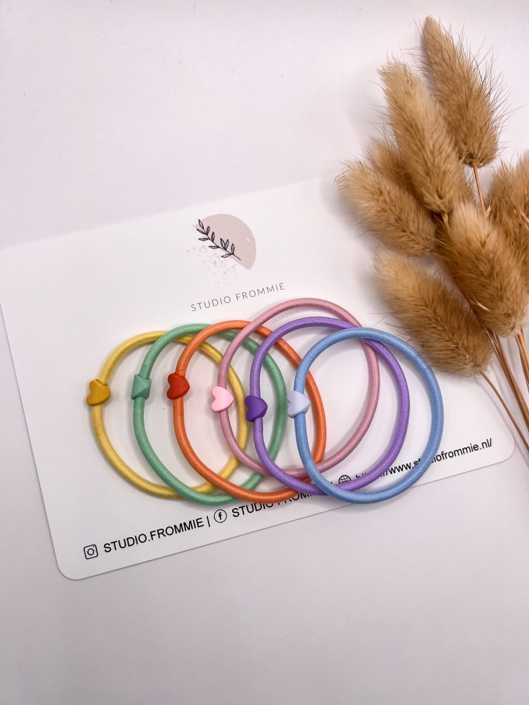 Elastiekjes regenboog hartje. 6 stuks