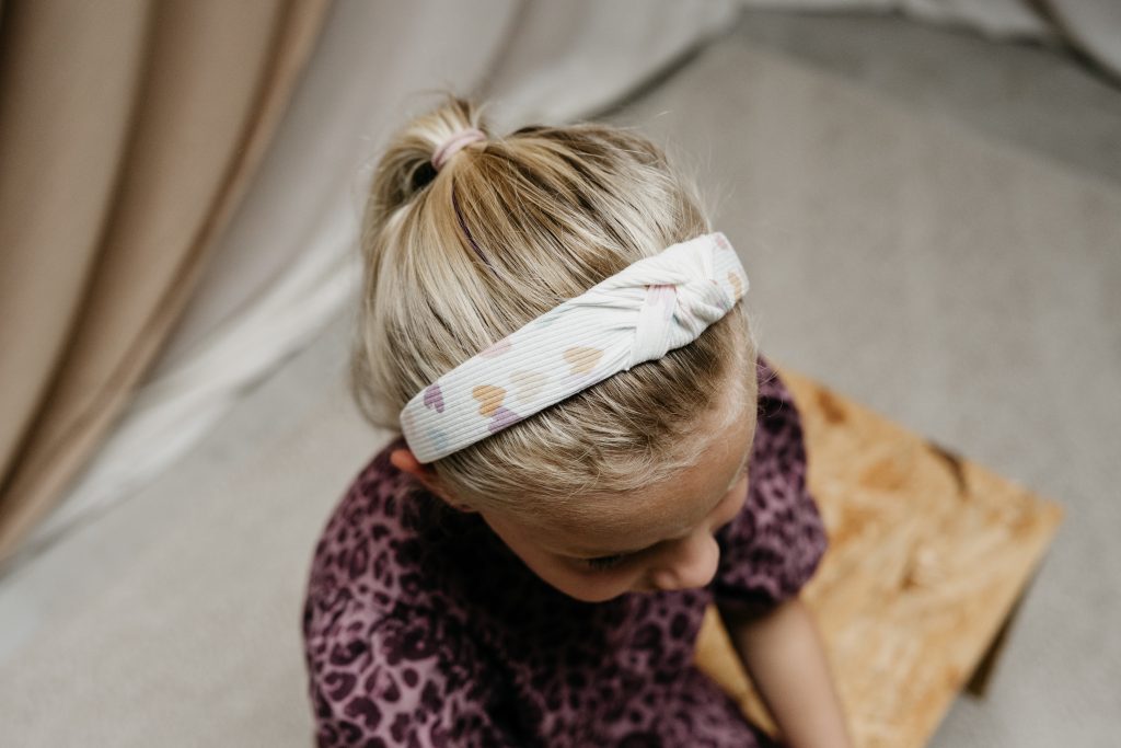 knoop haarband hartjes