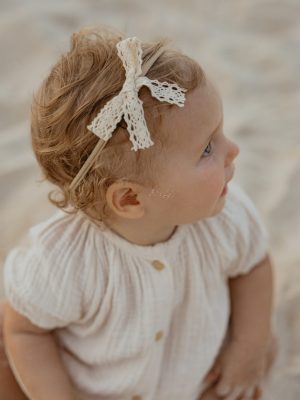 Haarbandje beige nr 02. Strik. Kant