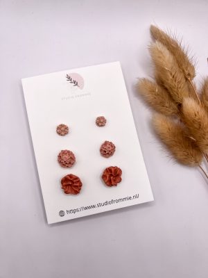 Oorbellen terra. Bloemen. roze en rood. Meisje