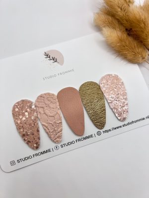 Setje haarspeldjes esmee. Gouden en roze tinten, glitters.