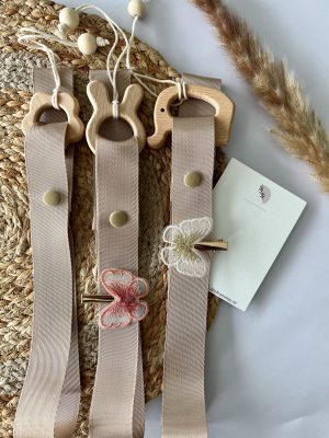 Stijlvolle haaraccessoire-organizer voor een georganiseerde collectie. Klikklak en alligator speldjes gemakkelijk te selecteren, ruimte voor scrunchies en haarbandjes