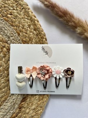 Setje haarspeldjes Fleur met klikklak en alligator speldjes, versierd met bloemen, strikken en hartjes. Beschikbaar in zilver of goud, kies de perfecte stijl voor je kind