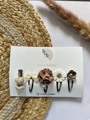 Setje haarspeldjes Eelke met klikklak en alligator speldjes, versierd met bloemen, strikken en hartjes. Beschikbaar in zilver of goud voor de perfecte stijl